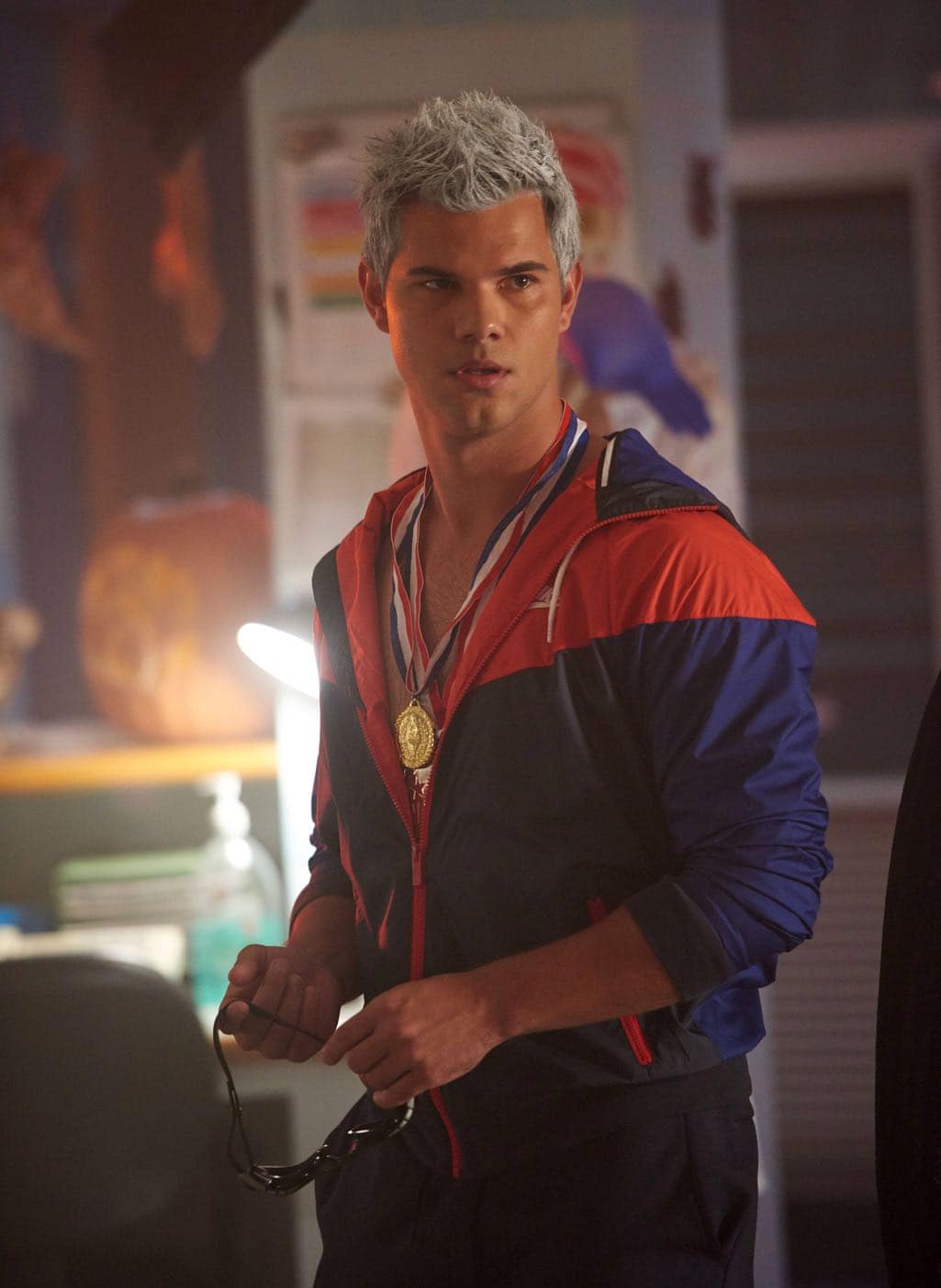 SCREAM QUEENS: Taylor Lautner in the all-new “Halloween Blues” episode of SCREAM QUEENS airing Tuesday, Oct. 18 (9:01-10:00 PM ET/PT) on FOX. Cr: Michael Becker / FOX. © 2016 FOX Broadcasting Co.