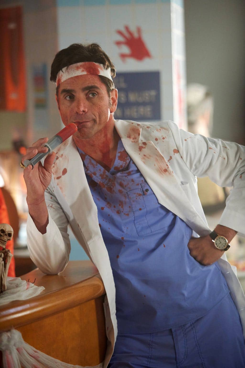 SCREAM QUEENS: John Stamos in the all-new “Halloween Blues” episode of SCREAM QUEENS airing Tuesday, Oct. 18 (9:01-10:00 PM ET/PT) on FOX. Cr: Michael Becker / FOX. © 2016 FOX Broadcasting Co.