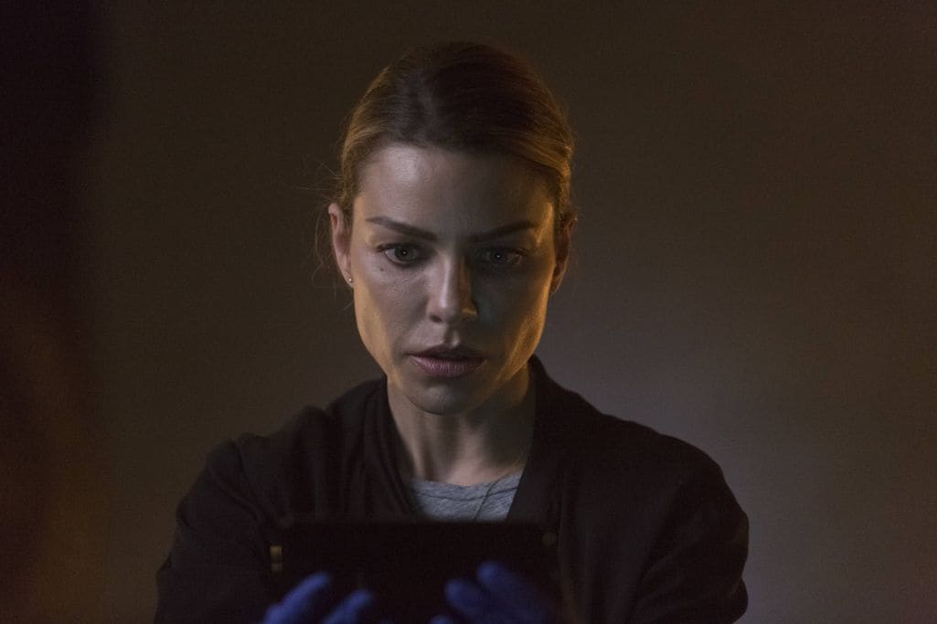 LUCIFER: Lauren German in the “Sin-Eater” episode of LUCIFER airing Monday, Oct. 10 (9:01-10:00 PM ET/PT) on FOX. ©2016 Fox Broadcasting Co. Cr: Michael Courtney/FOX.
