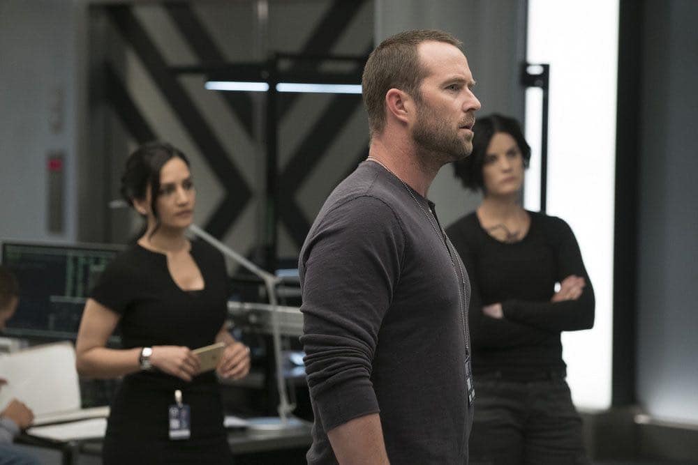 BLINDSPOT -- "Condone Untidiest Thefts" Episode 205 -- Pictured: (l-r) Sullivan Stapleton as Kurt Weller, Archie Panjabi as Nas Kamal, Jaimie Alexander as Jane Doe -- (Photo by: Peter Kramer/NBC)