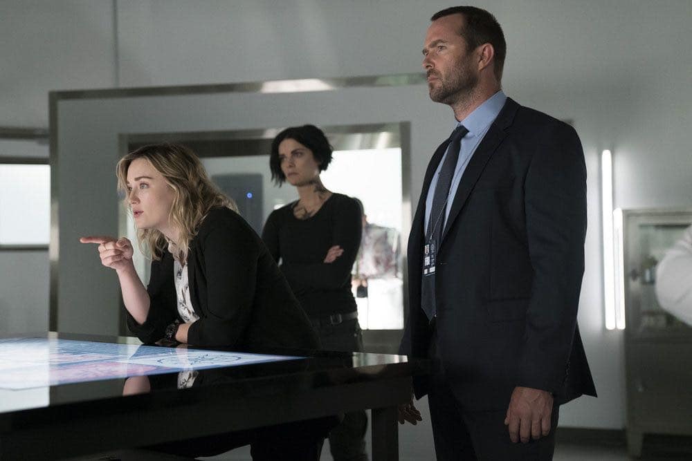 BLINDSPOT -- "Condone Untidiest Thefts" Episode 205 -- Pictured: (l-r) Ashley Johnson as Patterson, Jaimie Alexander as Jane Doe, Sullivan Stapleton as Kurt Weller -- (Photo by: Peter Kramer/NBC)