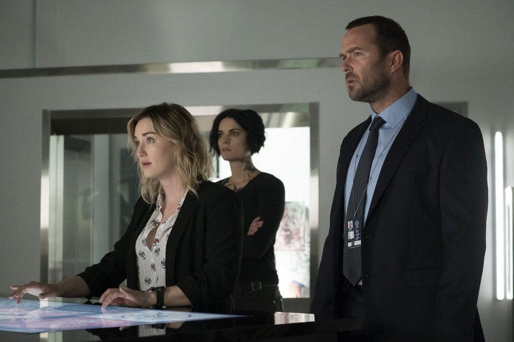 BLINDSPOT -- "Condone Untidiest Thefts" Episode 205 -- Pictured: (l-r) Ashley Johnson as Patterson, Jaimie Alexander as Jane Doe, Sullivan Stapleton as Kurt Weller -- (Photo by: Peter Kramer/NBC)