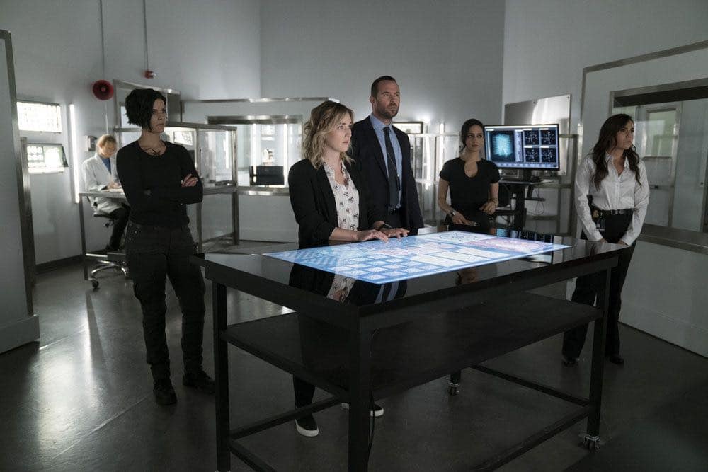 BLINDSPOT -- "Condone Untidiest Thefts" Episode 205 -- Pictured: (l-r) Jaimie Alexander as Jane Doe, Ashley Johnson as Patterson, Sullivan Stapleton as Kurt Weller, Archie Panjabi as Nas Kamal, Audrey Esparza as Tasha Zapata -- (Photo by: Peter Kramer/NBC)
