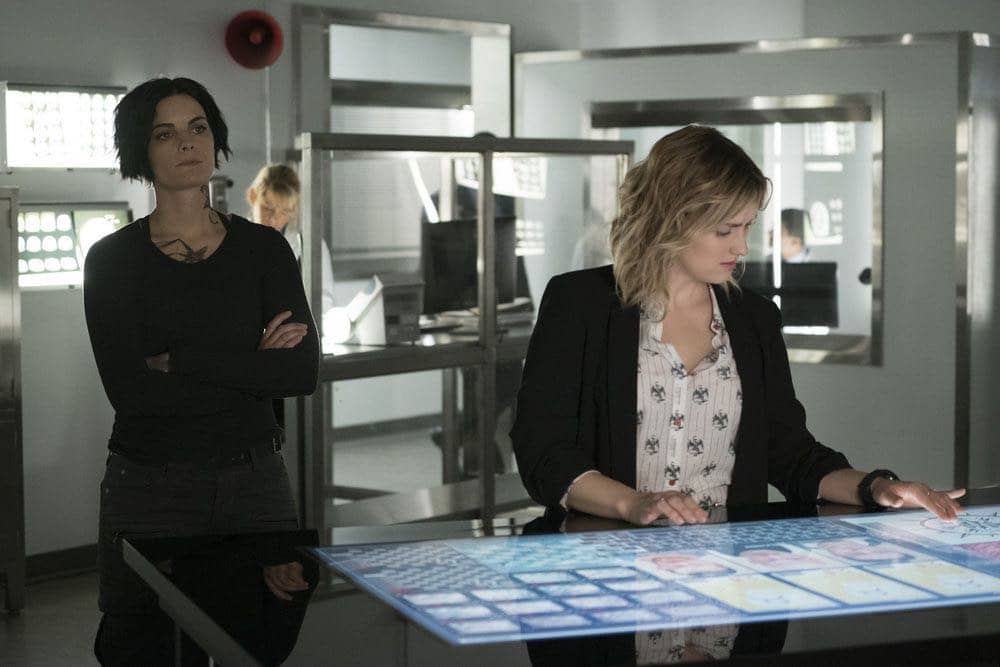 BLINDSPOT -- "Condone Untidiest Thefts" Episode 205 -- Pictured: (l-r) Jaimie Alexander as Jane Doe, Ashley Johnson as Patterson -- (Photo by: Peter Kramer/NBC)