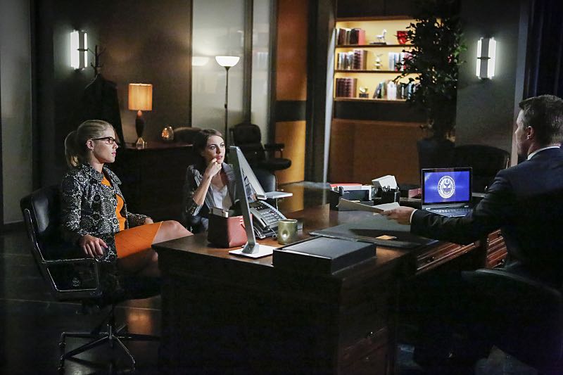 Arrow -- "The Recruits" -- Image AR502b_0095b.jpg -- Pictured (L-R): Emily Bett Rickards as Felicity Smoak, Willa Holland as Thea Queen and Stephen Amell as Oliver Queen -- Photo: Bettina Strauss/The CW -- é 2016 The CW Network, LLC. All Rights Reserved.