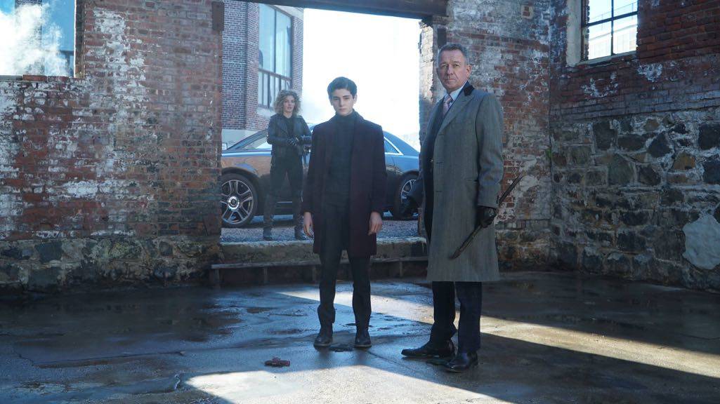 GOTHAM: L-R: Camren Bicondova, David Mazouz and Sean Pertwee in the “Mad City: Time Bomb” episode of GOTHAM airing Monday, Nov. 21 (8:00-9:01 PM ET/PT) on FOX. Cr: FOX. GOTHAM: L-R: Camren Bicondova, David Mazouz and Sean Pertwee in the “Mad City: Time Bomb” episode of GOTHAM airing Monday, Nov. 21 (8:00-9:01 PM ET/PT) on FOX. Cr: FOX.