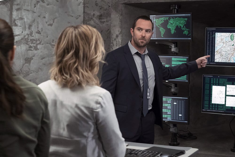 BLINDSPOT -- "Why Let Cooler Pasture Deform" Episode 209 -- Pictured: (l-r) Ashley Johnson as Patterson, Sullivan Stapleton as Kurt Weller -- (Photo by: Virginia Sherwood/NBC)