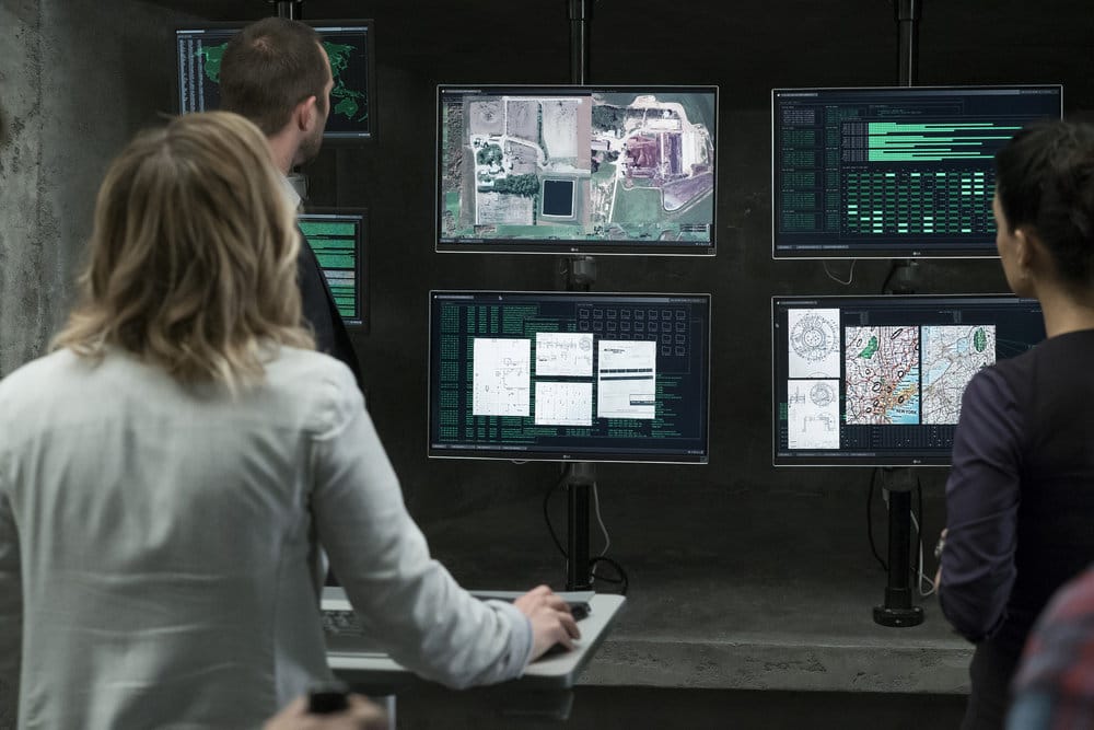 BLINDSPOT -- "Why Let Cooler Pasture Deform" Episode 209 -- Pictured: (l-r) Ashley Johnson as Patterson, Sullivan Stapleton as Kurt Weller, Archie Panjabi as Nas Kamal -- (Photo by: Virginia Sherwood/NBC)