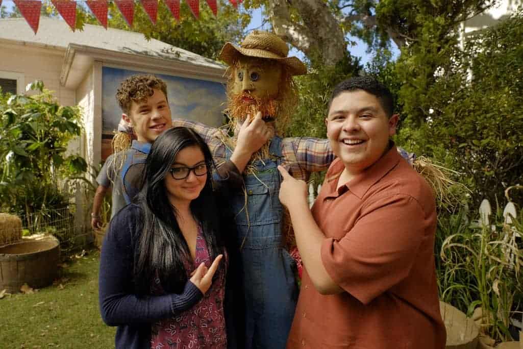 MODERN FAMILY - "Thanksgiving Jamboree" - It's going to be a Thanksgiving jamboree at the Pritchett-Tucker home this year, and Cameron has spared no expense. While Phil tries to get used to Rainer Shine (Nathan Fillion) dating his daughter, Hayley has to break it to her dad that she would rather spend the rest of her holiday with her new boyfriend than staying for the traditional family football game. Meanwhile, Jay has to figure out a way to keep his blood pressure down on one of the most stressful days of the year, as Gloria tries to show Joe that animals are our friends. Finally, Alex and Dwight get to know each other a little better than her Uncle Cam would like, while Mitchell has to stop clowning around and tell Cam the truth, on ABC's "Modern Family," airing on WEDNESDAY, NOVEMBER 16 (9:00-9:31 p.m. EDT). (ABC/Tony Rivetti) NOLAN GOULD, ARIEL WINTER, RICO RODRIGUEZ