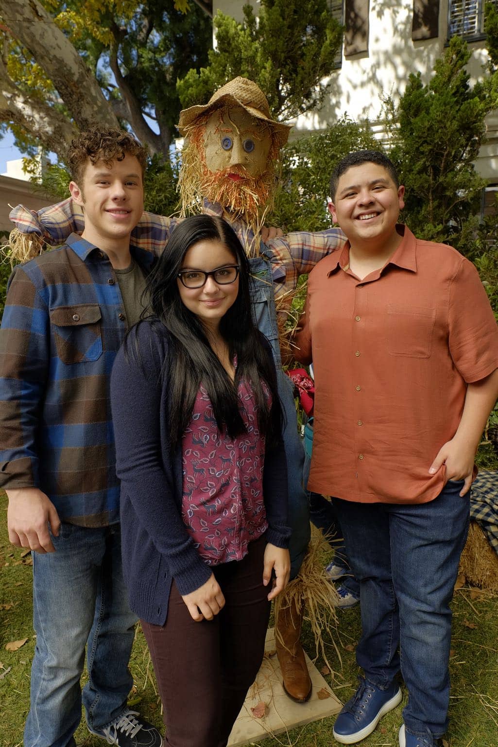 MODERN FAMILY - "Thanksgiving Jamboree" - It's going to be a Thanksgiving jamboree at the Pritchett-Tucker home this year, and Cameron has spared no expense. While Phil tries to get used to Rainer Shine (Nathan Fillion) dating his daughter, Hayley has to break it to her dad that she would rather spend the rest of her holiday with her new boyfriend than staying for the traditional family football game. Meanwhile, Jay has to figure out a way to keep his blood pressure down on one of the most stressful days of the year, as Gloria tries to show Joe that animals are our friends. Finally, Alex and Dwight get to know each other a little better than her Uncle Cam would like, while Mitchell has to stop clowning around and tell Cam the truth, on ABC's "Modern Family," airing on WEDNESDAY, NOVEMBER 16 (9:00-9:31 p.m. EDT). (ABC/Tony Rivetti) NOLAN GOULD, ARIEL WINTER, RICO RODRIGUEZ