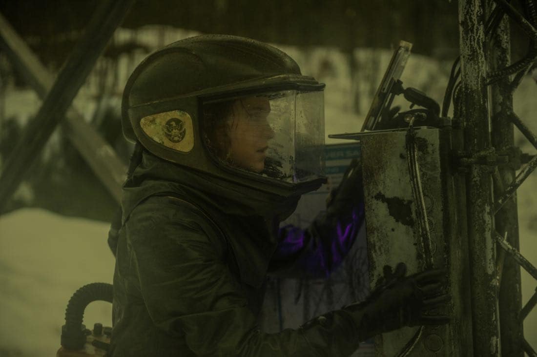 The 100 -- "Praimfaya" -- Image HU413b_0230 -- Pictured: Eliza Taylor as Clarke -- Credit: Diyah Pera/The CW -- é 2017 The CW Network, LLC. All Rights Reserved The 100 -- "Praimfaya" -- Image HU413b_0230 -- Pictured: Eliza Taylor as Clarke -- Credit: Diyah Pera/The CW -- é 2017 The CW Network, LLC. All Rights Reserved