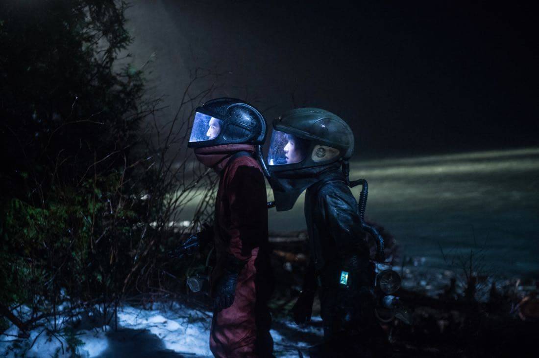 The 100 -- "Praimfaya" -- Image HU413b_0267 -- Pictured (L-R): Richard Harmon as Murphy and Chris Larkin as Monty -- Credit: Diyah Pera/The CW -- é 2017 The CW Network, LLC. All Rights Reserved The 100 -- "Praimfaya" -- Image HU413b_0267 -- Pictured (L-R): Richard Harmon as Murphy and Chris Larkin as Monty -- Credit: Diyah Pera/The CW -- é 2017 The CW Network, LLC. All Rights Reserved