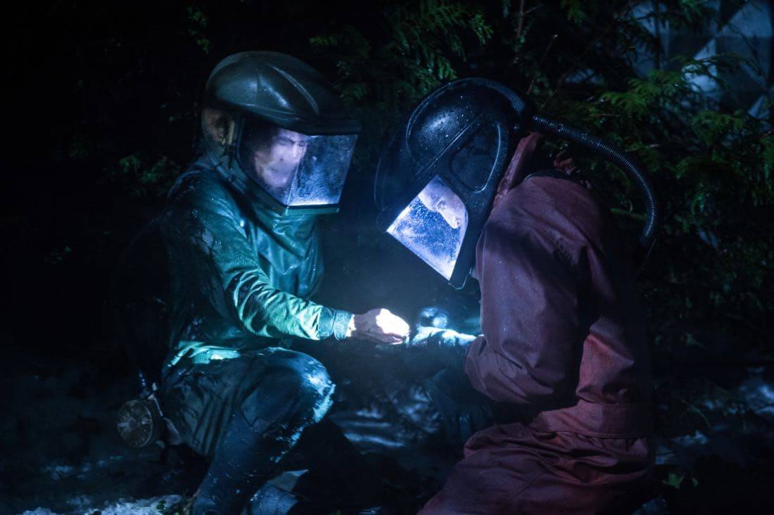 The 100 -- "Praimfaya" -- Image HU413b_0335 -- Pictured (L-R): Chris Larkin as Monty and Richard Harmon as Murphy -- Credit: Diyah Pera/The CW -- é 2017 The CW Network, LLC. All Rights Reserved The 100 -- "Praimfaya" -- Image HU413b_0335 -- Pictured (L-R): Chris Larkin as Monty and Richard Harmon as Murphy -- Credit: Diyah Pera/The CW -- é 2017 The CW Network, LLC. All Rights Reserved