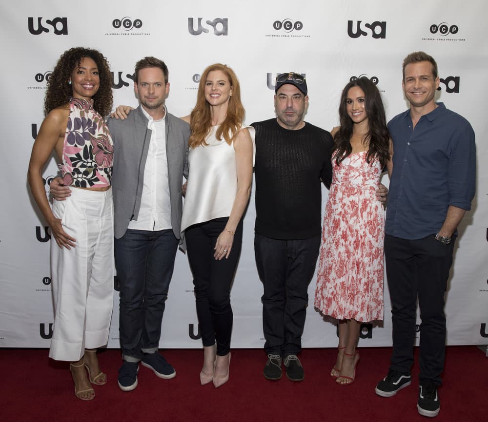 SUITS -- Script Reading Presented by USA Network -- Pictured: (l-r) Gina Torres, Patrick J. Adams, Sarah Rafferty, Rick Hoffman, Meghan Markle, Gabriel Macht -- (Photo by: Rick Kern/USA Network) SUITS -- Script Reading Presented by USA Network -- Pictured: (l-r) Gina Torres, Patrick J. Adams, Sarah Rafferty, Rick Hoffman, Meghan Markle, Gabriel Macht -- (Photo by: Rick Kern/USA Network)