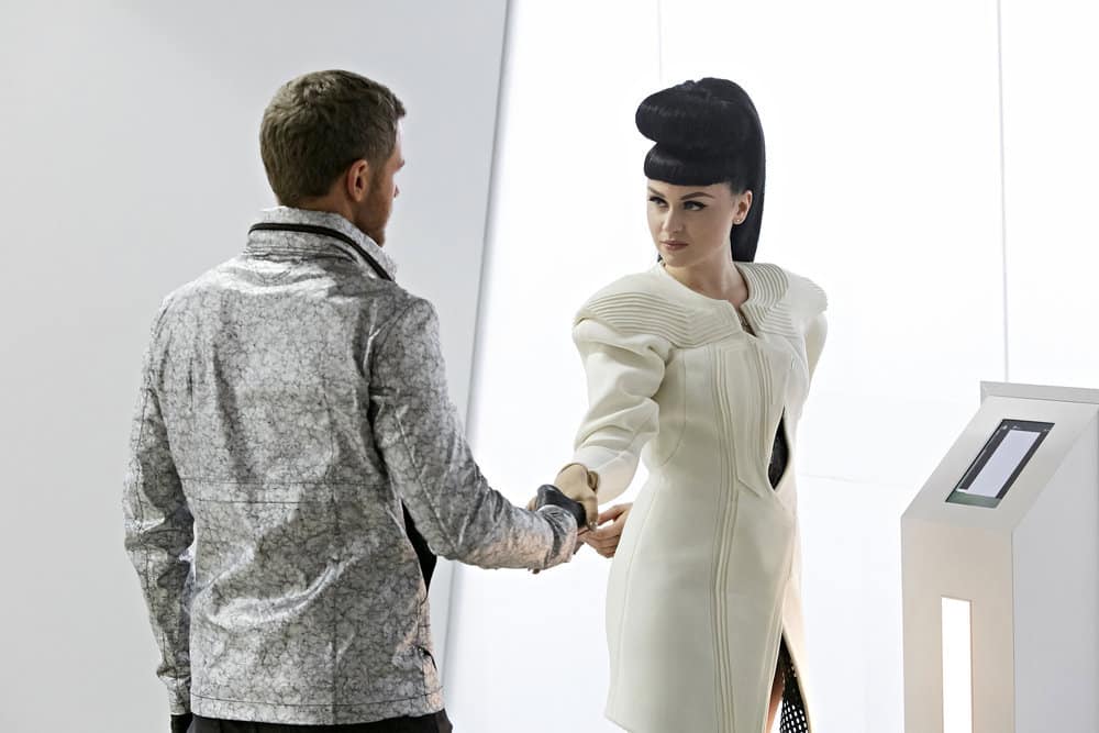 KILLJOYS -- "A Skinner, Darkley" Episode 302 -- Pictured: (l-r) Aaron Ashmore as John, Viktoria Modesta as Niko KILLJOYS -- "A Skinner, Darkley" Episode 302 -- Pictured: (l-r) Aaron Ashmore as John, Viktoria Modesta as Niko