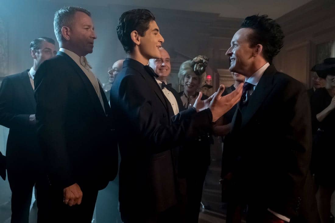 GOTHAM: L-R: Sean Pertwee, David Mazouz and Robin Lord Taylor in “A Dark Knight: They Who Hide Behind Masks” GOTHAM: L-R: Sean Pertwee, David Mazouz and Robin Lord Taylor in “A Dark Knight: They Who Hide Behind Masks”