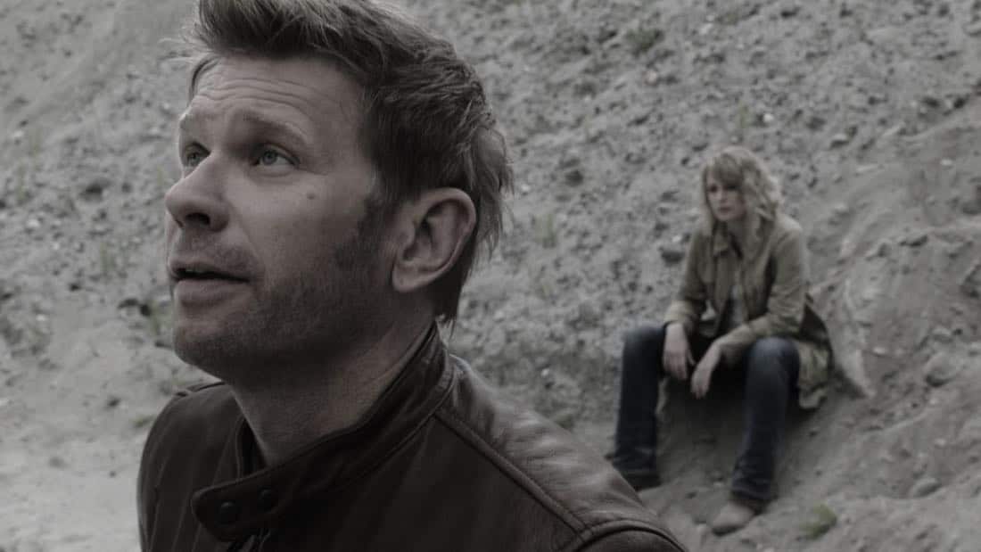 Supernatural -- "The Rising Son" -- Image Number: SN1302a_0002.jpg -- Pictured (L-R): Mark Pellegrino as Lucifer and Samantha Smith as Mary Winchester -- Photo: The CW -- é 2017 The CW Network, LLC All Rights Reserved.