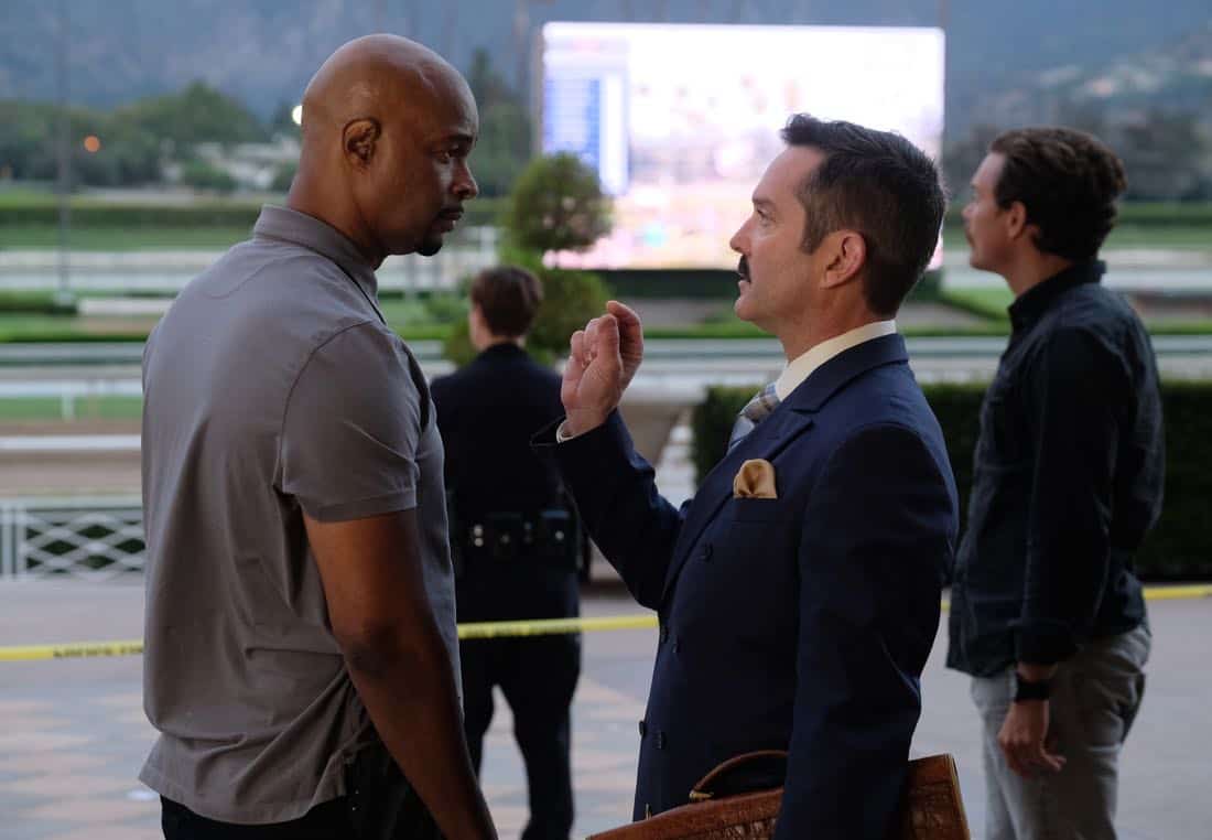 LETHAL WEAPON: Pictured L-R: Damon Wayans, guest star Thomas Lennon and Clayne Crawford in the "Let it Ride" episode of LETHAL WEAPON airing Tuesday, Oct. 31 (8:00-9:00 PM ET/PT) on FOX. ©2017 Fox Broadcasting Co. CR: Darren Michaels/FOX LETHAL WEAPON: Pictured L-R: Damon Wayans, guest star Thomas Lennon and Clayne Crawford in the "Let it Ride" episode of LETHAL WEAPON airing Tuesday, Oct. 31 (8:00-9:00 PM ET/PT) on FOX. ©2017 Fox Broadcasting Co. CR: Darren Michaels/FOX
