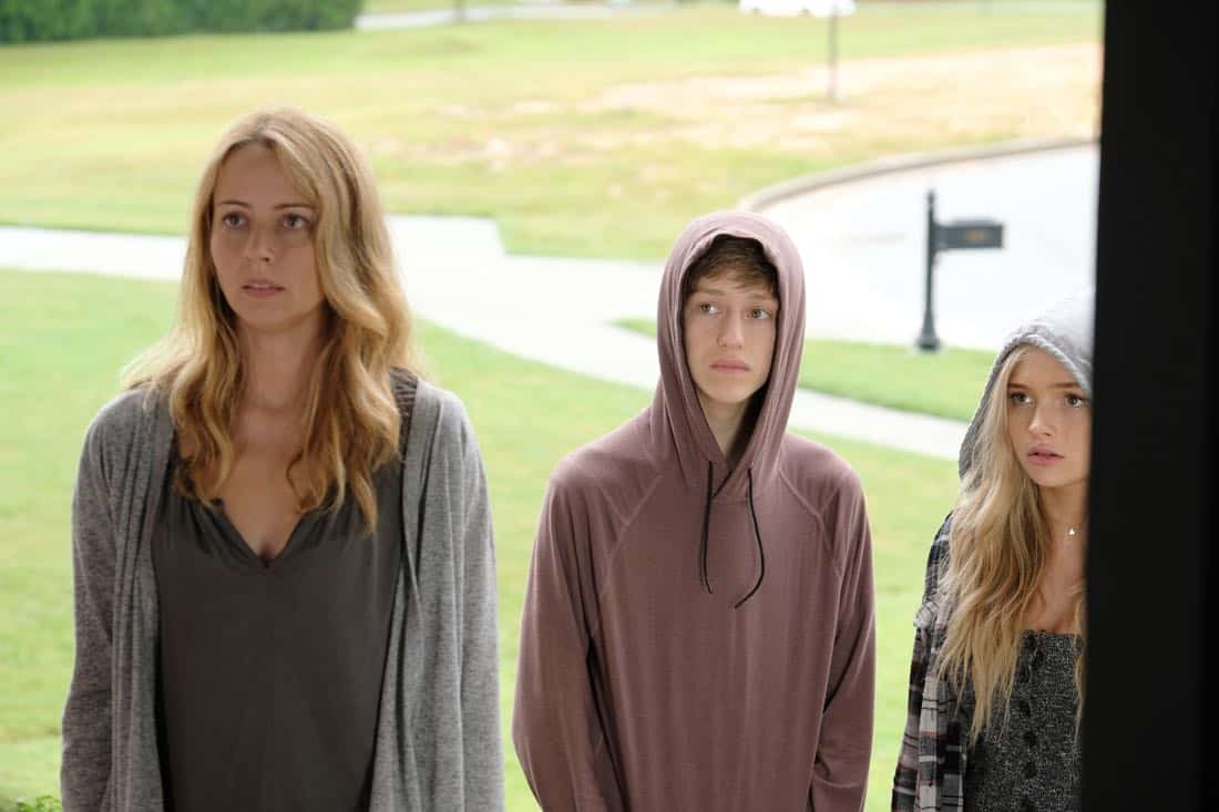 THE GIFTED: L-R: Amy Acker, Percy Hynes White and Natalie Alyn Lind in the "eXodus" episode of THE GIFTED airing Monday, Oct. 16 (9:00-10:00 PM ET/PT) on FOX. ©2017 Fox Broadcasting Co. Cr: Eliza Morse/FOX