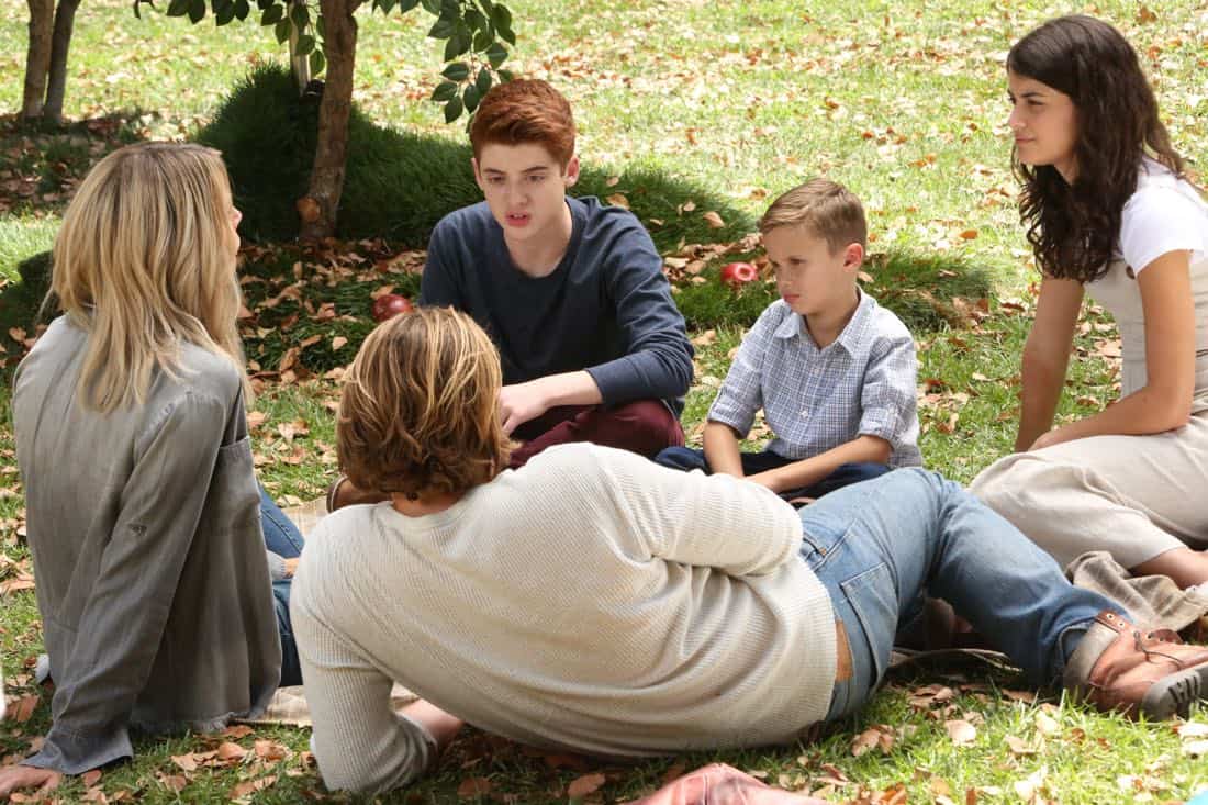 THE MICK: L-R: Caitlin Olson, Scott MacArthur, Thomas Barbusca, Jack Stanton and Sofia Black-D’Elia in the “The Visit” episode of THE MICK airing Tuesday, Oct. 10 (9:00-9:30 PM ET/PT) on FOX. CR: Patrick McElhenney/FOX THE MICK: L-R: Caitlin Olson, Scott MacArthur, Thomas Barbusca, Jack Stanton and Sofia Black-D’Elia in the “The Visit” episode of THE MICK airing Tuesday, Oct. 10 (9:00-9:30 PM ET/PT) on FOX. CR: Patrick McElhenney/FOX