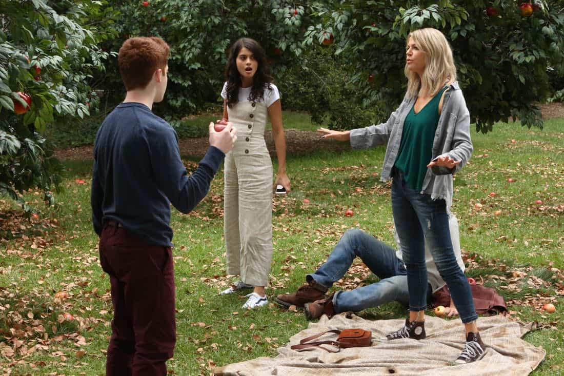 THE MICK: L-R: Thomas Barbusca, Sofia Black-D’Elia and Caitlin Olson in the “The Visit” episode of THE MICK airing Tuesday, Oct. 10 (9:00-9:30 PM ET/PT) on FOX. CR: Patrick McElhenney/FOX