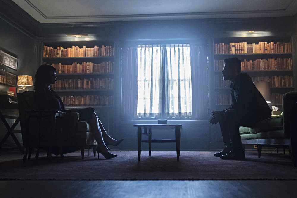 MR. ROBOT -- "eps3.1_undo.gz" Episode 302 -- Pictured: (l-r) Gloria Reuben as Krista Gordon, Rami Malek as Elliot Alderson -- (Photo by: Peter Kramer/USA Network) MR. ROBOT -- "eps3.1_undo.gz" Episode 302 -- Pictured: (l-r) Gloria Reuben as Krista Gordon, Rami Malek as Elliot Alderson -- (Photo by: Peter Kramer/USA Network)