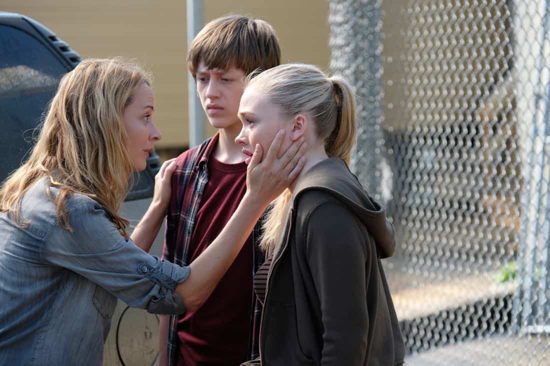 THE GIFTED: L-R: Amy Acker, Percy Hynes White and Natalie Alyn Lind in the "eXit strategy" episode of THE GIFTED airing Monday, Oct. 23 (9:00-10:00 PM ET/PT) on FOX. ©2017 Fox Broadcasting Co. Cr: Eliza Morse/FOX