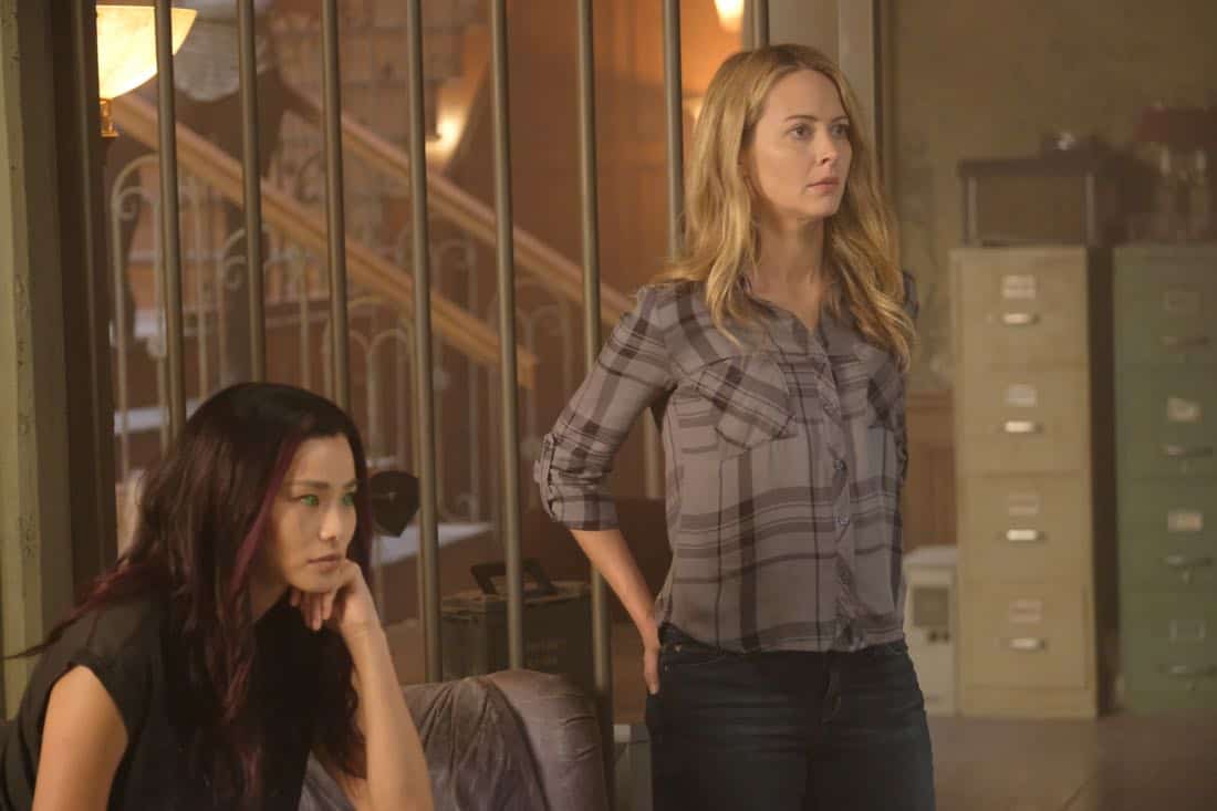 THE GIFTED: L-R: Jamie Chung and Amy Acker in the "eXit strategy" episode of THE GIFTED airing Monday, Oct. 23 (9:00-10:00 PM ET/PT) on FOX. ©2017 Fox Broadcasting Co. Cr: Eliza Morse/FOX