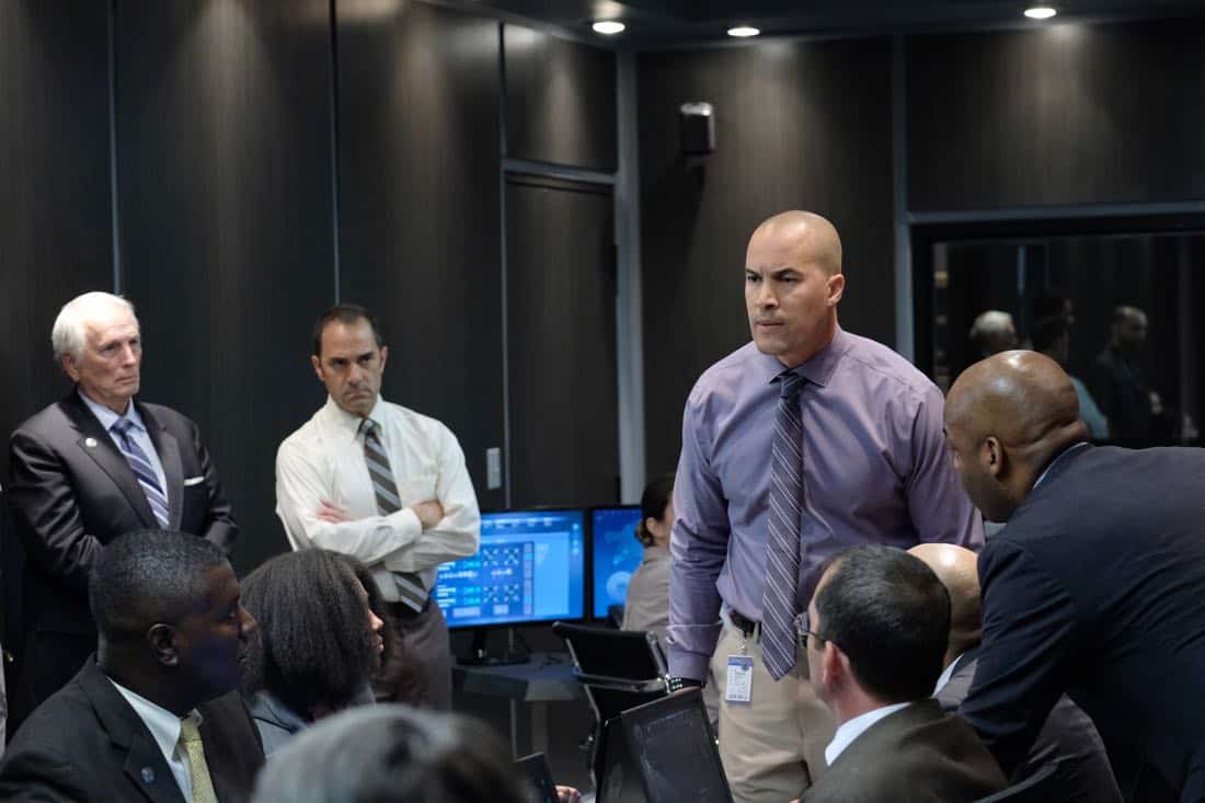 THE GIFTED: Coby Bell (C) in the "got your siX" episode of THE GIFTED airing Monday, Nov. 6 (9:00-10:00 PM ET/PT) on FOX. ©2017 Fox Broadcasting Co. Cr: Eliza Morse/FOX
