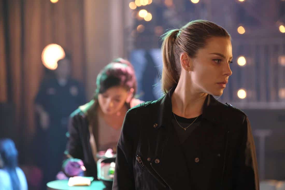 LUCIFER: Lauren German in the “Off The Record” episode of LUCIFER airing Monday, Nov. 13 (8:00-9:00 PM ET/PT) on FOX. CR: Michael Courtney/FOX