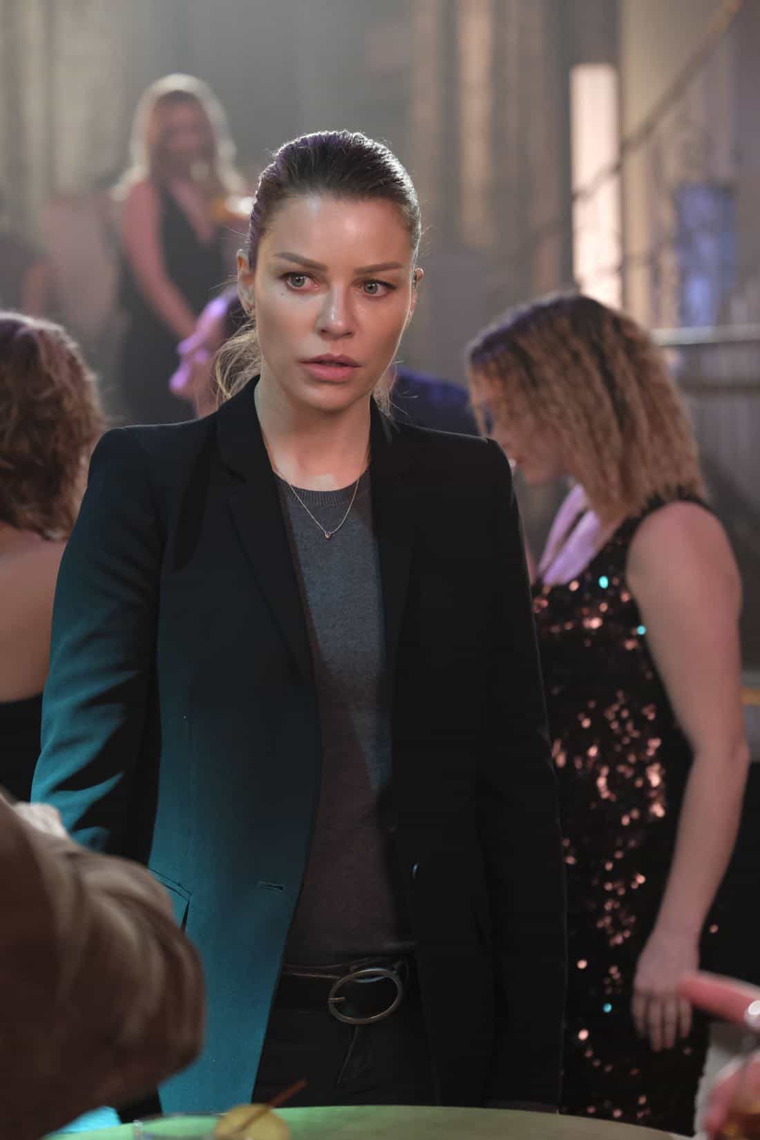 LUCIFER: Lauren German in the “Off The Record” episode of LUCIFER airing Monday, Nov. 13 (8:00-9:00 PM ET/PT) on FOX. CR: Michael Courtney/FOX