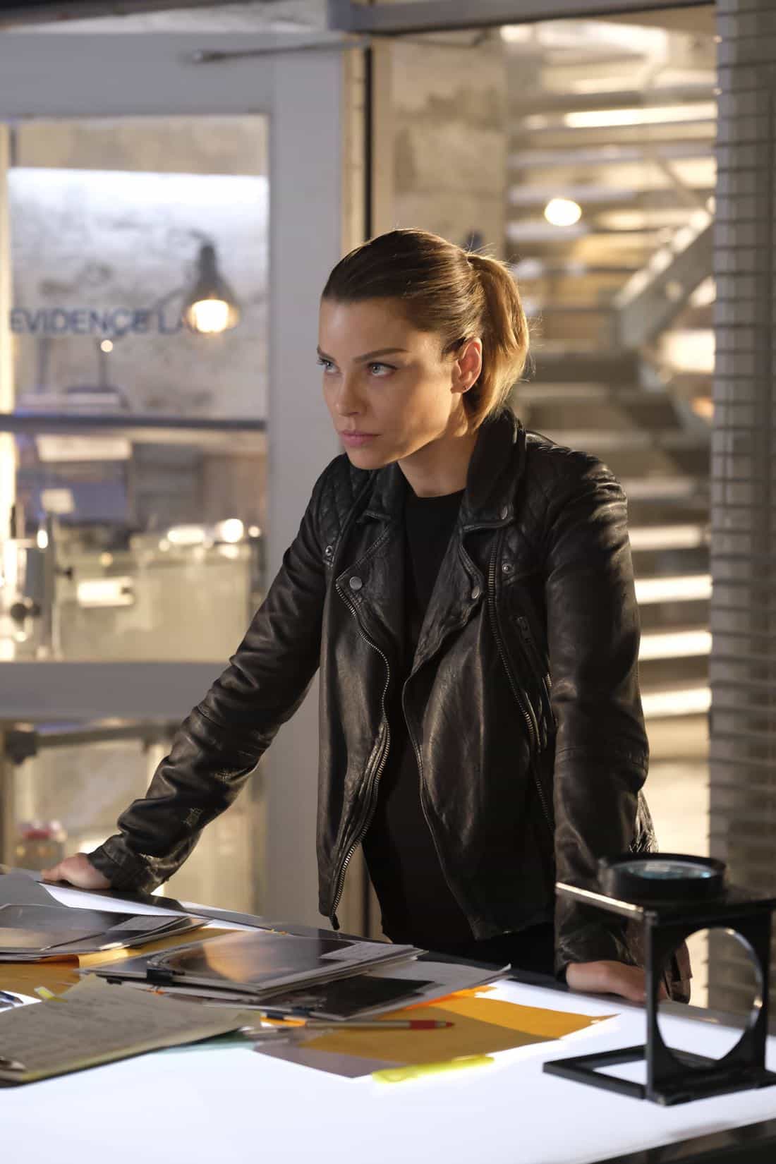 LUCIFER: Lauren German in the “Off The Record” episode of LUCIFER airing Monday, Nov. 13 (8:00-9:00 PM ET/PT) on FOX. CR: Michael Courtney/FOX