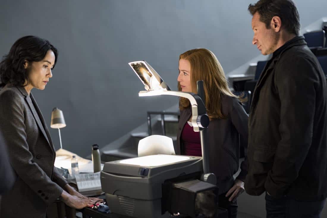 THE X-FILES: L-R: Guest star Sandrine Holt, Gillian Anderson and David Duchovny in the "This" episode of THE X-FILES airing Wednesday, Jan. 10 (8:00-9:00 PM ET/PT) on FOX. ©2017 Fox Broadcasting Co. Cr: Robert Falconer/FOX