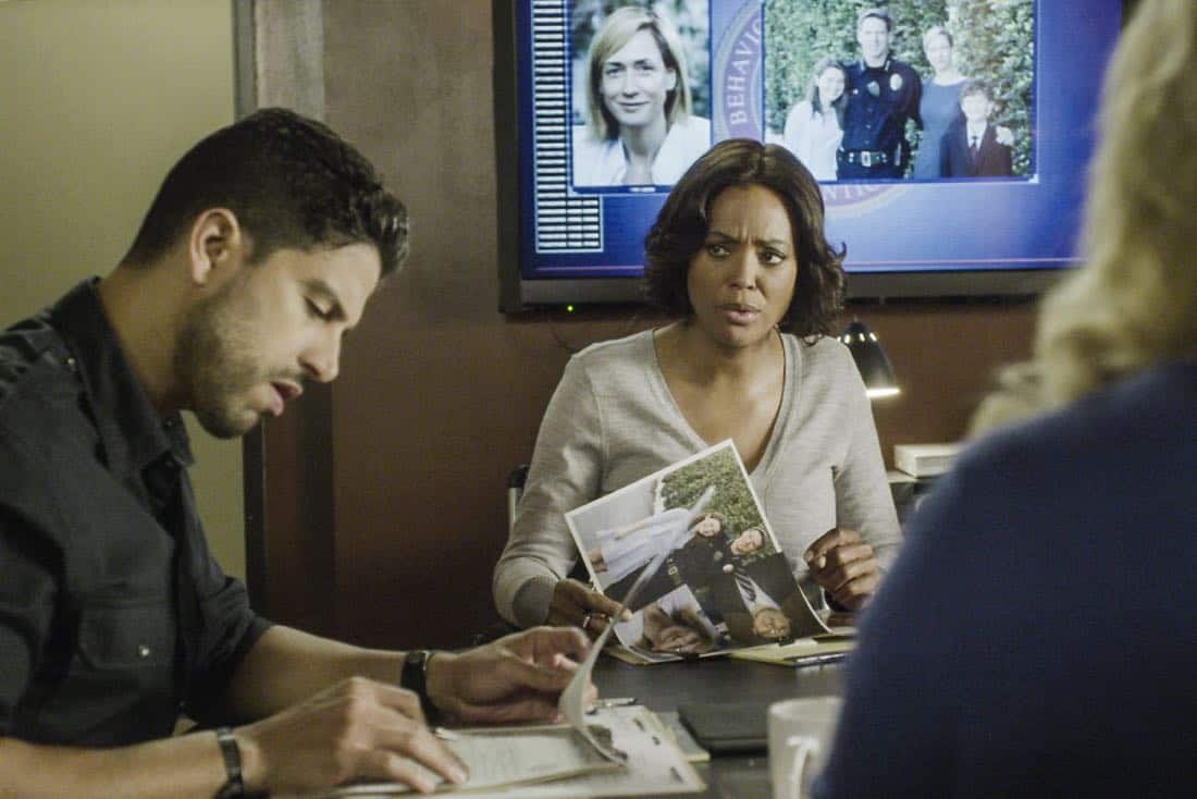 "Full-Tilt Boogie" -- The BAU team's investigation into the home invasion and attempted homicide of a police chief's wife uncovers a world of secrets in a small town in Virginia, on CRIMINAL MINDS, Wednesday, Jan. 10 (10:00-11:00 PM, ET/PT) on the CBS Television Network. Pictured: Adam Rodriguez (Luke Alvez), Aisha Tyler (Dr. Tara Lewis) Photo: Best Screen Grab Available é2017 CBS Broadcasting, Inc. All Rights Reserved