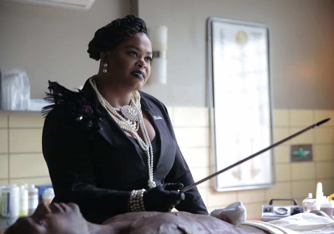 Black Lightning -- "Black Jesus" -- Image BLK104b_0273r.jpg -- Pictured: Jill Scott as Lady Eve -- Photo: Carin Baer/The CW -- é 2018 The CW Network, LLC. All rights reserved. Black Lightning -- "Black Jesus" -- Image BLK104b_0273r.jpg -- Pictured: Jill Scott as Lady Eve -- Photo: Carin Baer/The CW -- é 2018 The CW Network, LLC. All rights reserved.