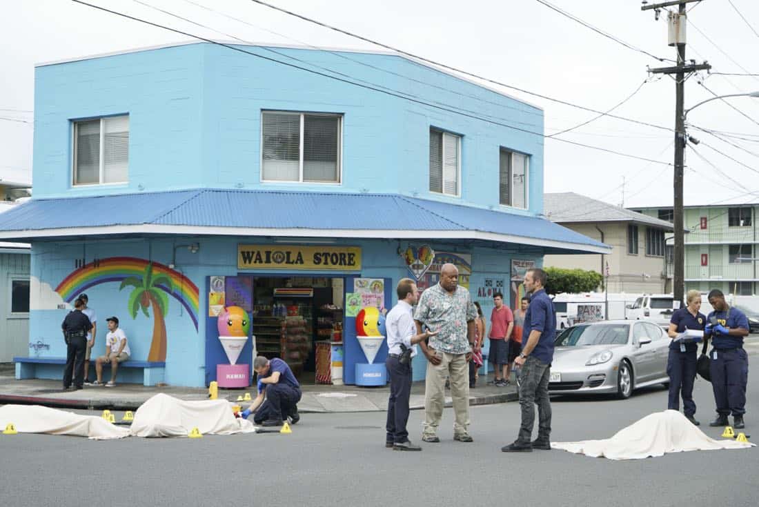 O nÃÂ hÃ
ÂkÃ
« o ka lani wale no kai 'ike i kahi o Pae, Tani and Junior go undercover as prospective parents in order to infiltrate a private school whose headmaster has been murdered. Also, AdamÃÂs life is on the line when he is held captive and is forced to produce a notoriously hidden massive amount of money, on HAWAII FIVE-0, Friday, March 2nd(9:00-10:00 PM, ET/PT) on the CBS Television Network. Pictured left to right: Chi McBride as Lou Grover, Scott Caan as Danny "Danno" Williams, and Alex O'Loughlin as Steve McGarrett. Photo credit: Karen Neal/é2018 CBS Broadcasting, Inc. All Rights Reserved. (O nàhÃ
ÂkÃ
« o ka lani wale no kai 'ike i kahi o Pae, is Hawaiian for Only the Stars of Heaven Know Where Pae is)