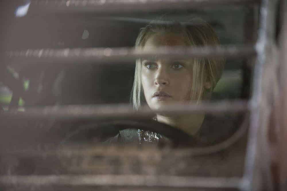 The 100 -- "Eden" -- Image Number: HUN501b_0206.jpg -- Pictured: Eliza Taylor as Clarke -- Photo: Katie Yu/The CW -- é 2018 The CW Network, LLC. All rights reserved.