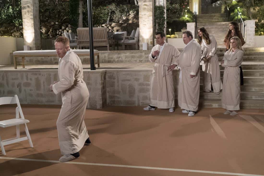 MODERN FAMILY - "Wine Weekend" - The family goes on a wine tasting trip and stays in Haley's new boss' country house where the only rule is: Don't touch the tiara! Meanwhile, Gloria and Mitch are invited to a party at Oprah's house but can't bring anyone else, on "Modern Family," WEDNESDAY, MARCH 21 (9:00-9:31 p.m. EDT), on The ABC Television Network. (ABC/Ron Tom) JESSE TYLER FERGUSON, TY BURRELL, ERIC STONESTREET, SOFIA VERGARA, JULIE BOWEN, SARAH HYLAND