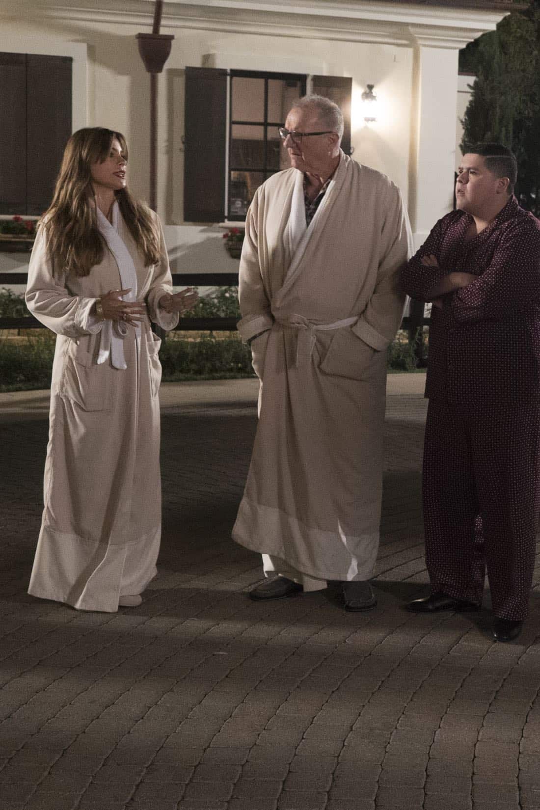 MODERN FAMILY - "Wine Weekend" - The family goes on a wine tasting trip and stays in Haley's new boss' country house where the only rule is: Don't touch the tiara! Meanwhile, Gloria and Mitch are invited to a party at Oprah's house but can't bring anyone else, on "Modern Family," WEDNESDAY, MARCH 21 (9:00-9:31 p.m. EDT), on The ABC Television Network. (ABC/Ron Tom) SOFIA VERGARA, ED O'NEILL, RICO RODRIGUEZ