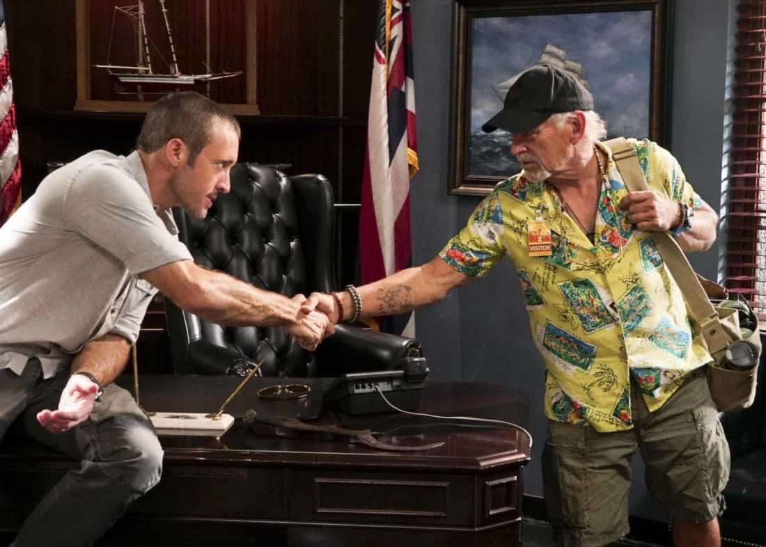 ââ¬Ã
ÂE ho'okÃÂ
àkuleanaââ¬ÃÂââ¬àââ¬" The ex-wife of the man who shot Danny comes to Oahu and reveals how Danny's protection during a dangerous domestic dispute when he was in New Jersey helped save her life. Also, Tani and Junior are assigned to walk the beat as uniformed officers for the day, and Adam is framed for the murder of the crime boss he has been tracking, on HAWAII FIVE-0, Friday, March 30 (9:00-10:00 PM, ET/PT) on the CBS Television Network. The episode was directed by series star Alex O'Loughlin. Jimmy Buffett returns as Frank Bama. Pictured L to R: Alex O'Loughlin as Steve McGarrett and Jimmy Buffet as Frank Bama. Photo credit: Karen Neal/ÃÂé2017 CBS Broadcasting, Inc. All Rights Reserved. (ââ¬Ã
ÂE ho'okÃÂ
àkuleanaââˆis Hawaiian for ââ¬Ã
ÂTo Do One's Dutyââ¬ÃÂ)