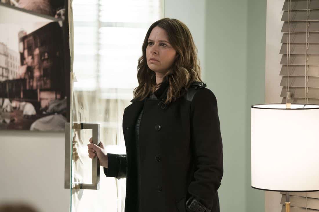 SCANDAL - "The Noise" - When Charlie is taken into custody for the hijacking of Air Force Two, Quinn is faced with an important choice. Meanwhile, Cyrus is pulling the strings behind closed doors and sets out to recruit Jake to join him on his quest for the White House, on "Scandal," airing THURSDAY, MARCH 29 (10:00-11:00 p.m. EDT), on The ABC Television Network. (ABC/Mitch Haaseth) KATIE LOWES SCANDAL - "The Noise" - When Charlie is taken into custody for the hijacking of Air Force Two, Quinn is faced with an important choice. Meanwhile, Cyrus is pulling the strings behind closed doors and sets out to recruit Jake to join him on his quest for the White House, on "Scandal," airing THURSDAY, MARCH 29 (10:00-11:00 p.m. EDT), on The ABC Television Network. (ABC/Mitch Haaseth) KATIE LOWES