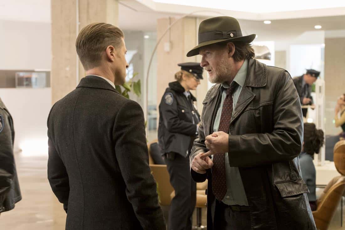 GOTHAM: L-R: Ben McKenzie and Donal Logue in the "A Dark Knight: Mandatory Brunch Meeting" episode of GOTHAM airing Thursday, April 5 (8:00-9:00 PM ET/PT) on FOX. ©2018 Fox Broadcasting Co. Cr: FOX