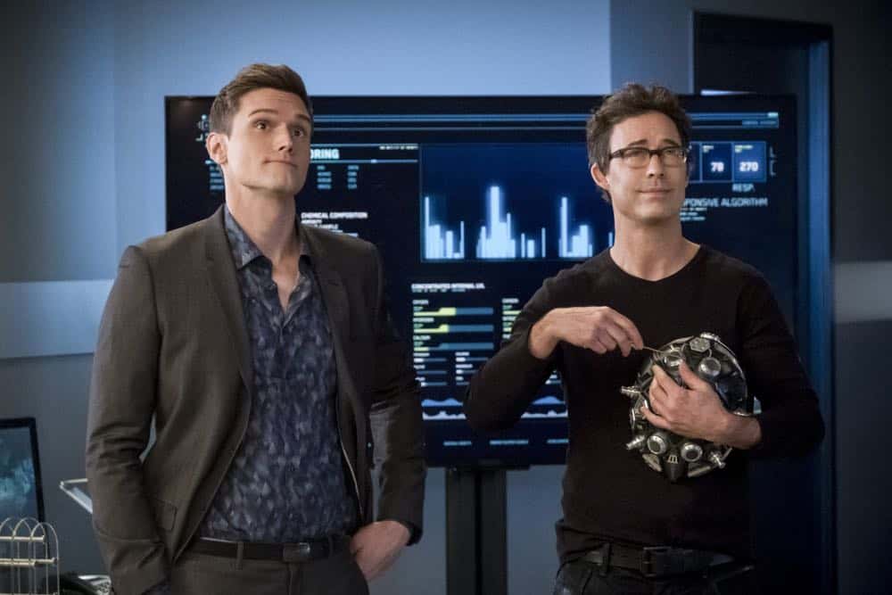 The Flash -- "Null and Annoyed" -- Image Number: FLA417a_0092b.jpg -- Pictured (L-R): Hartley Sawyer as Dibney and Tom Cavanagh as Harrison Wells -- Photo: Katie Yu/The CW -- é 2018 The CW Network, LLC. All rights reserved