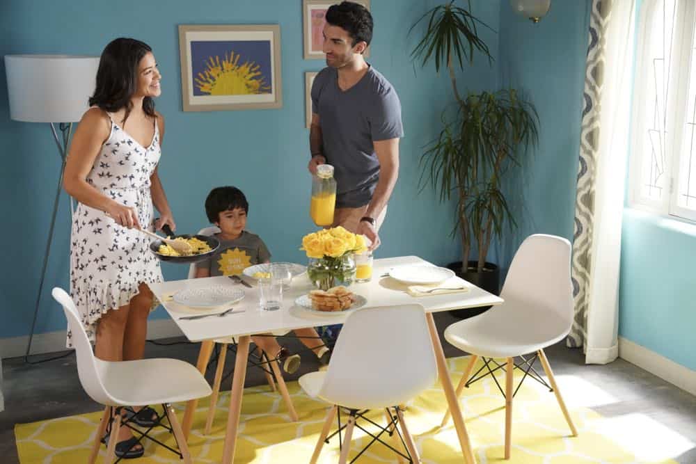 Jane The Virgin -- "Chapter Eighty" -- Image Number: JAV416a_0031.jpg -- Pictured (L-R): Gina Rodriguez as Jane, Elias Janssen as Mateo and Justin Baldoni as Rafael -- Photo: Jesse Giddings/The CW -- é 2018 The CW Network, LLC. All Rights Reserved. Jane The Virgin -- "Chapter Eighty" -- Image Number: JAV416a_0031.jpg -- Pictured (L-R): Gina Rodriguez as Jane, Elias Janssen as Mateo and Justin Baldoni as Rafael -- Photo: Jesse Giddings/The CW -- é 2018 The CW Network, LLC. All Rights Reserved.