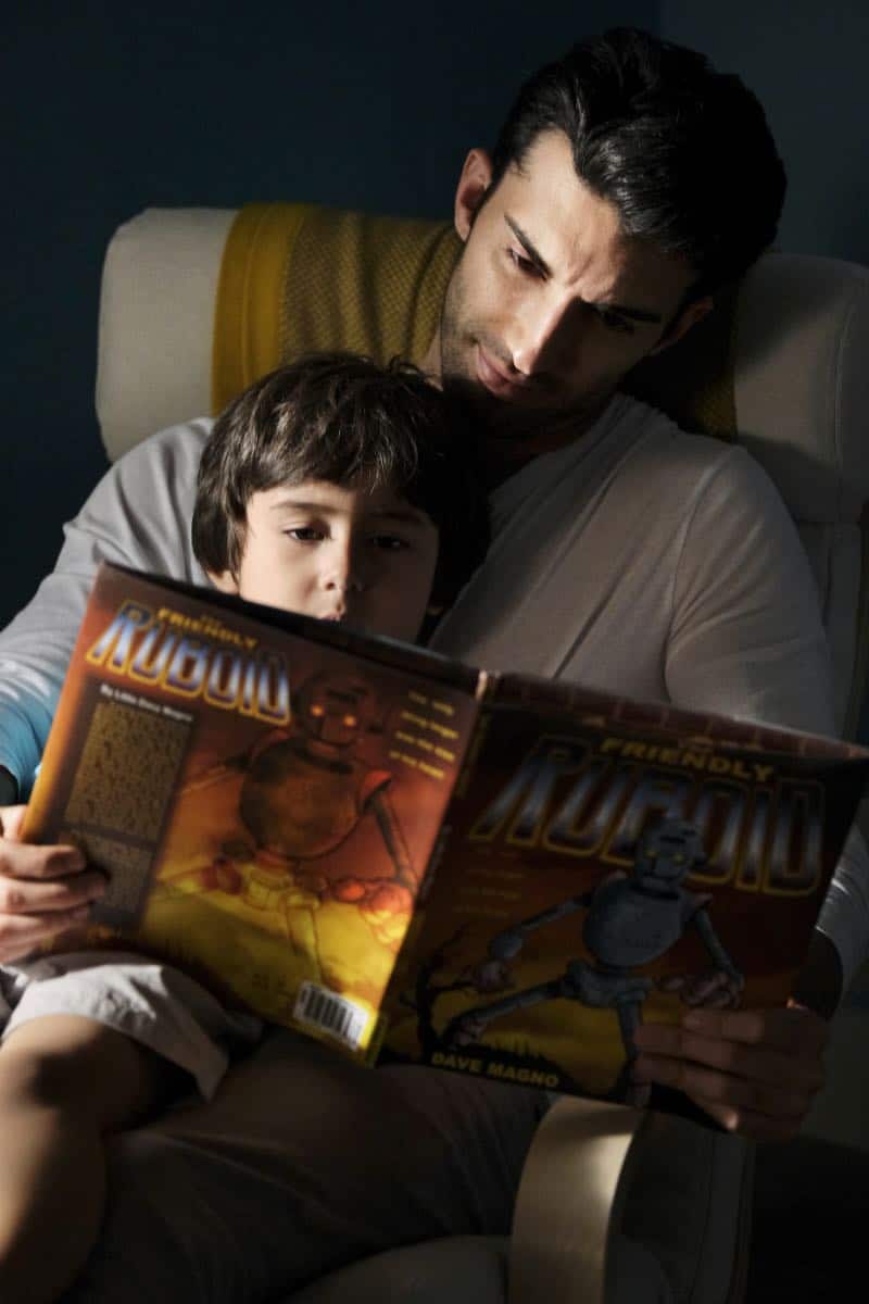 Jane The Virgin -- "Chapter Eighty" -- Image Number: JAV416b_0104.jpg -- Pictured (L-R): Elias Janssen as Mateo and Justin Baldoni as Rafael -- Photo: Tyler Golden/The CW -- é 2018 The CW Network, LLC. All Rights Reserved.