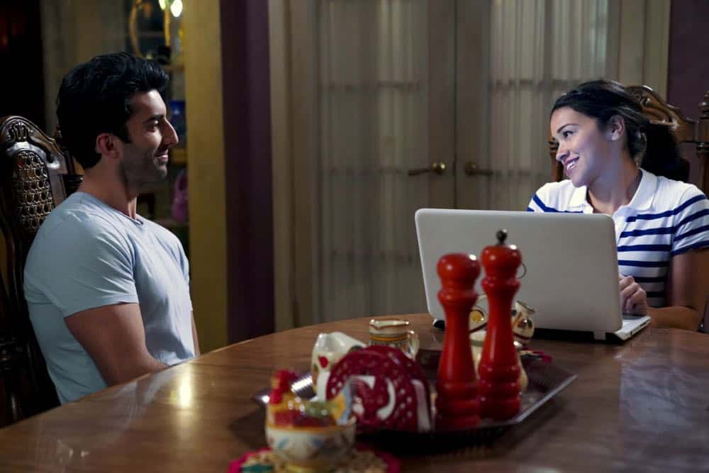 Jane The Virgin -- "Chapter Eighty" -- Image Number: JAV416b_0227.jpg -- Pictured (L-R): Justin Baldoni as Rafael and Gina Rodriguez as Jane -- Photo: Tyler Golden/The CW -- é 2018 The CW Network, LLC. All Rights Reserved.
