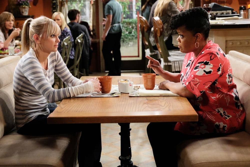 "Spaghetti Sauce and a Dumpster Fire" -- Christy considers getting a new sponsor, Nora (Yvette Nicole Brown), after witnessing Marjorie have a major meltdown in a grocery store, and Bonnie tries her hand at being a supportive friend, on MOM, Thursday, April 19 (9:01-9:30 PM, ET/PT) on the CBS Television Network. Pictured Left to right: Anna faris as Christy and Yvette Nicole Brown as Nora. Photo: Darren Michaels/Warner Bros. Entertainment Inc. é 2018 WBEI. All rights reserved.