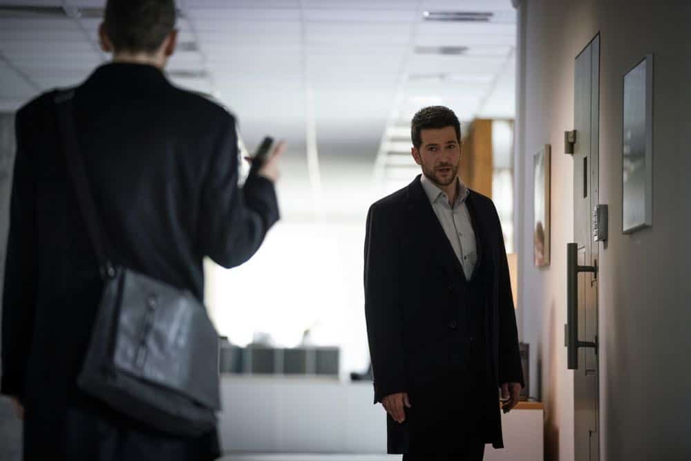 "Alters" -- As Eric and Zara provide risk assessment services at an investment bank, they are taken hostage by a gunman targeting a low-level accountant, and Eric must negotiate for their release, on RANSOM, Saturday, April 14 (8:00-9:00 PM, ET/PT) on the CBS Television Network. Pictured: Luke Roberts (Eric Beaumont) Photo: Dávid Lukács é 2018 Ransom Television Productions Inc.