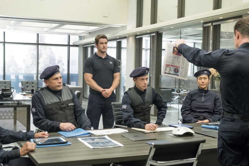 iZombie -- "Don't Hate the Player, Hate the Brain" -- Image Number: ZMB407a_0013b.jpg -- Pictured (L-R): Robert Buckley as Major, Adam Greydon Reid as Hobbs, Jason Dohring as Chase Graves -- Photo Credit: Katie Yu/The CW -- é 2018 The CW Network, LLC. All Rights Reserved