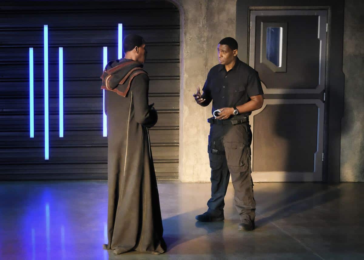 Supergirl -- "In Search of Lost Time" -- Image Number: SPG315a_0018.jpg -- Pictured (L-R): Carl Lumbly as Myr'nn J'onzz and David Harewood as Hank/J'onn -- Photo: Robert Falconer/The CW -- é 2018 The CW Network, LLC. All Rights Reserved.